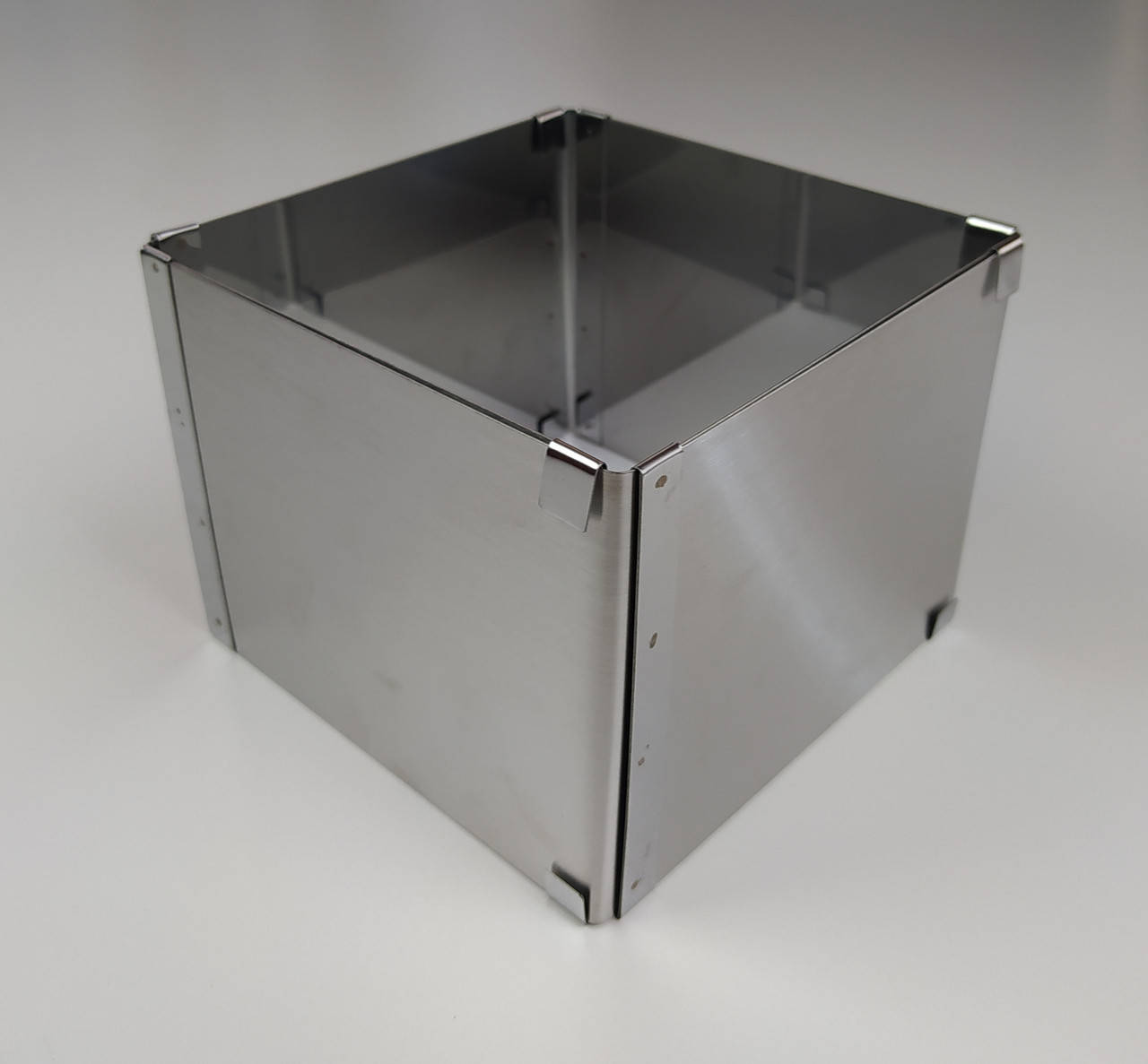 

Кондитерская раздвижная форма для выпечки квадратная нержавеющая сталь 16см*16см, В - 12см.