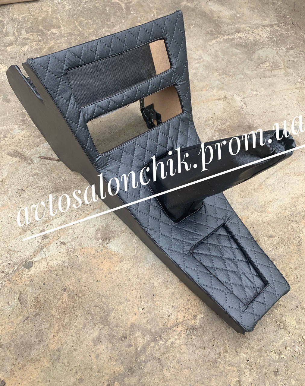 

Консоль борода под магнитофон на Таврию ЗАЗ 1102 ромб черная