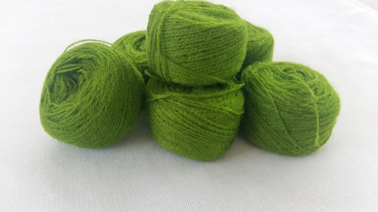 

Акрил для вышивки: травяной