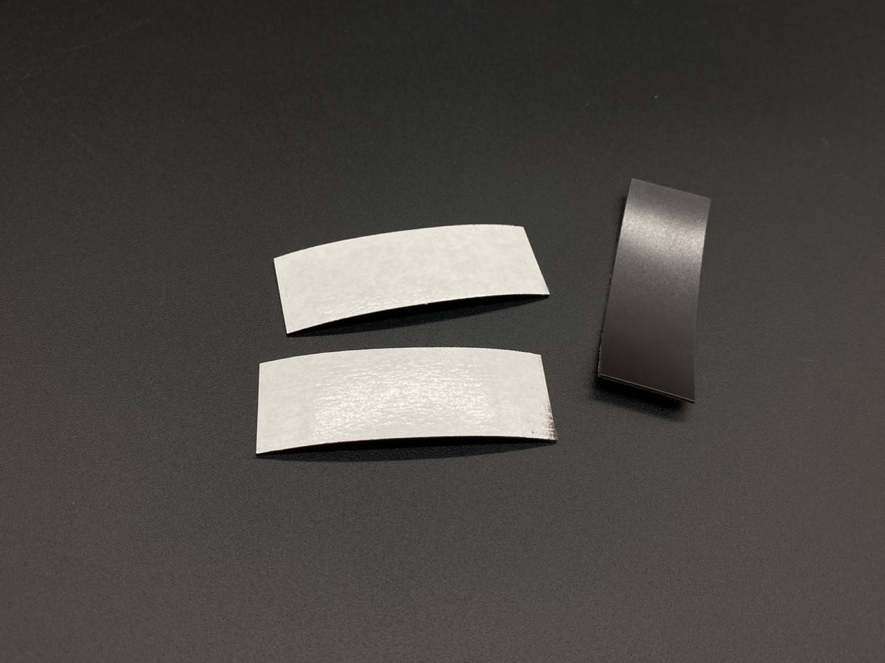 

Магнитный винил с клеем. Размер 20х60мм. 0.7мм