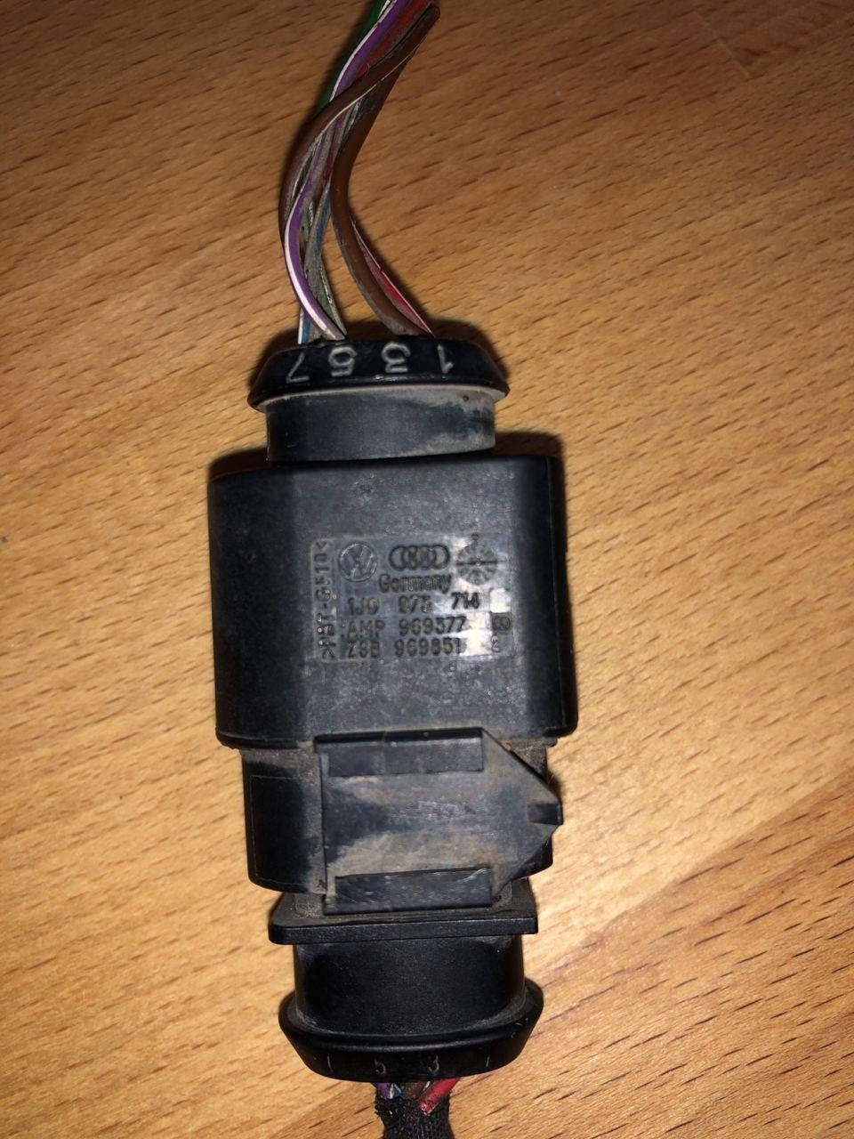 

Штекер включения фишка корпус плоского разьема 1J0973714. 964852 VW Passat B6 Skoda Audi запчасти б\у шрот