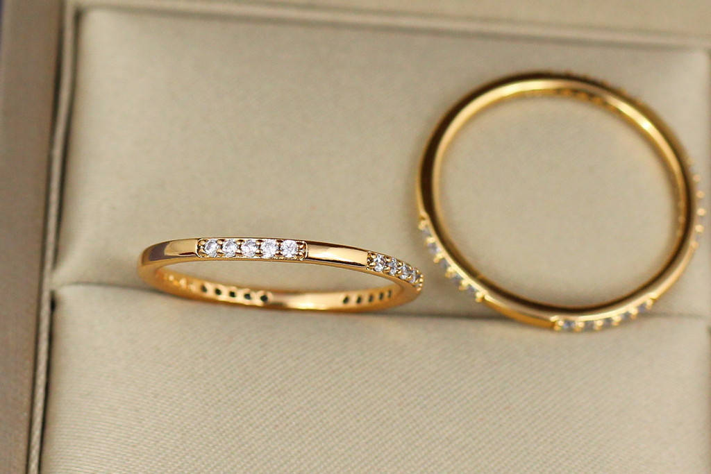 

Кольцо Xuping Jewelry тонкая дорожка камни пять через пять по кругу р 17 золотистое