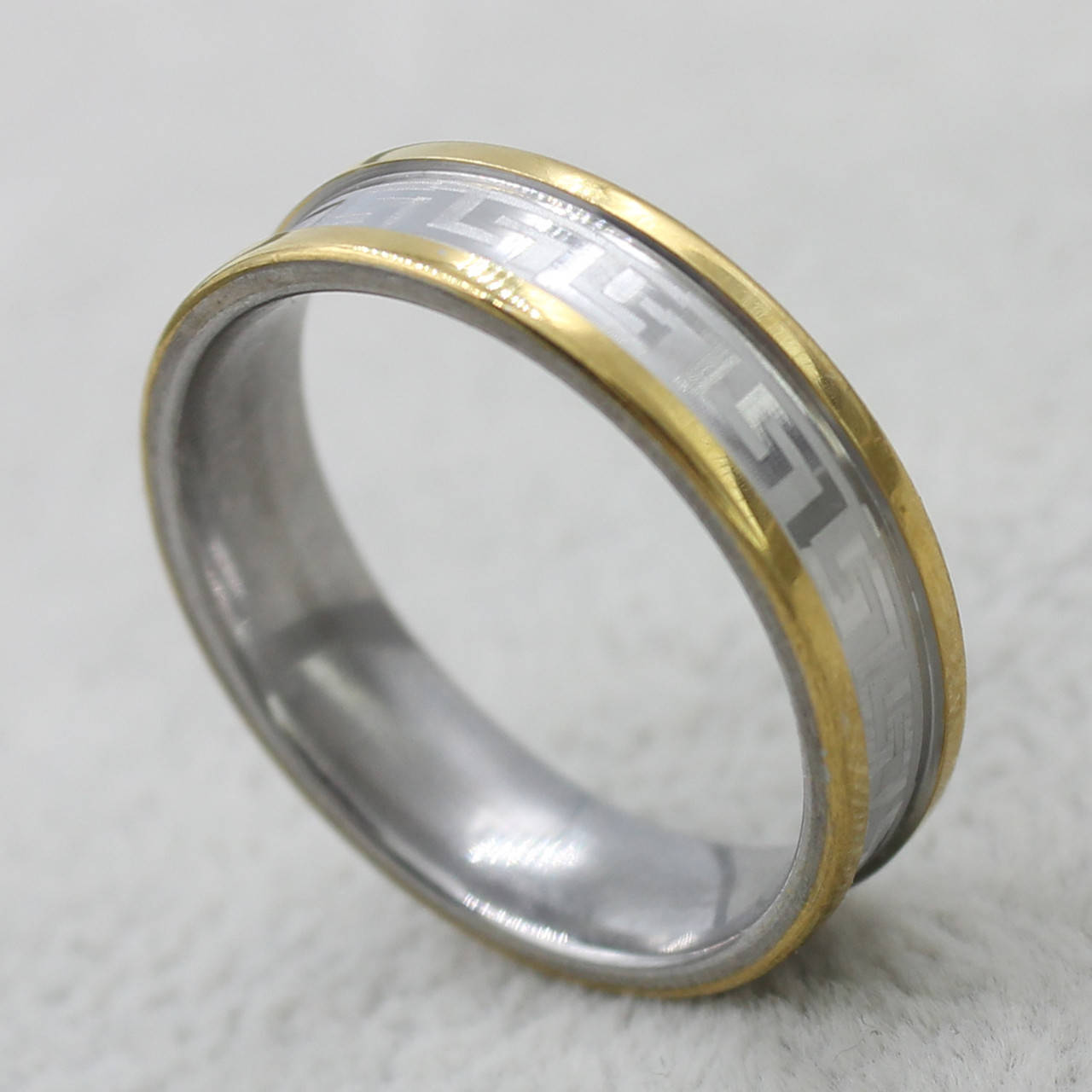 

Кольцо серебристое из ювелирной медицинской стали от Stainless Steel марка 316L ширина 6мм с золотом
