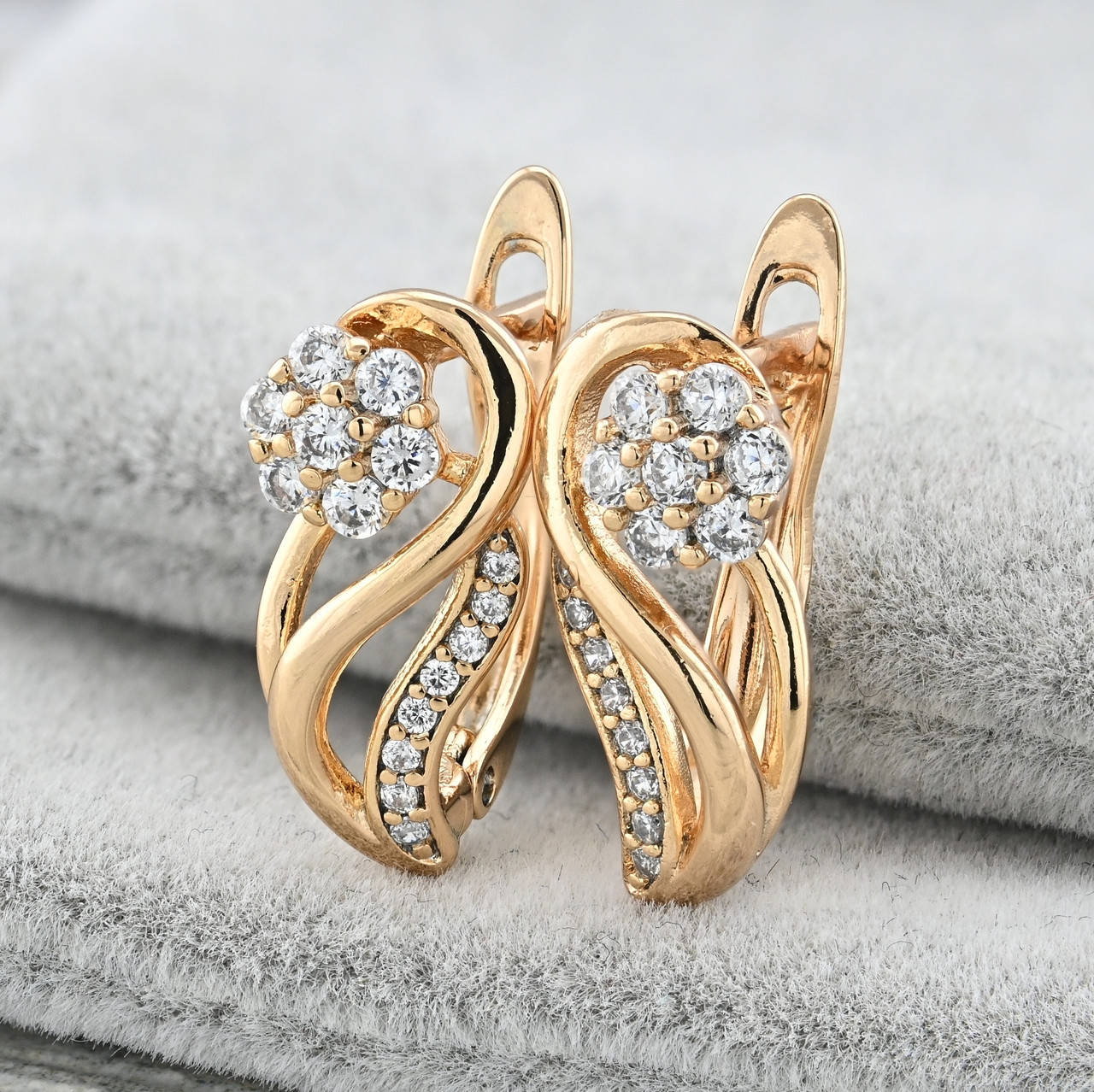 

Серьги Xuping 35515 размер 16х7 мм белые фианиты вес 2.4 г позолота 18К