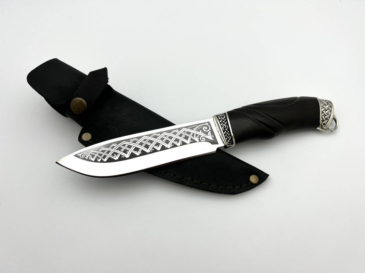 

Нож ручной работы для охоты и рыбалки туристический «Охотник» с кожаными ножнами нескладной