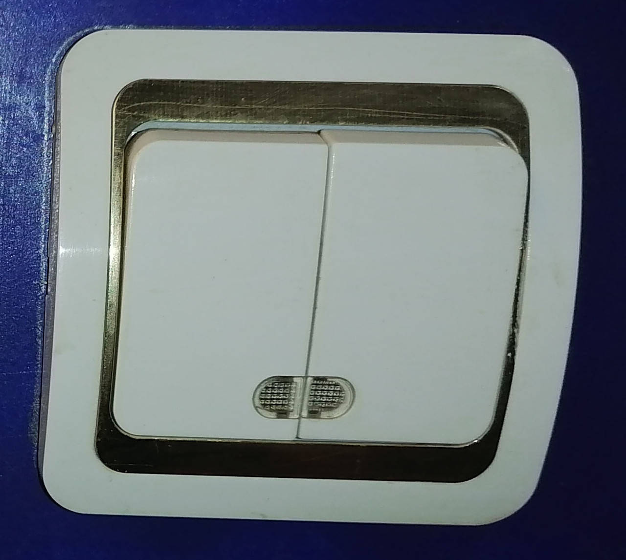 

Выключатель с подсветкой двухклавишный (двойной) золото, тип Makel