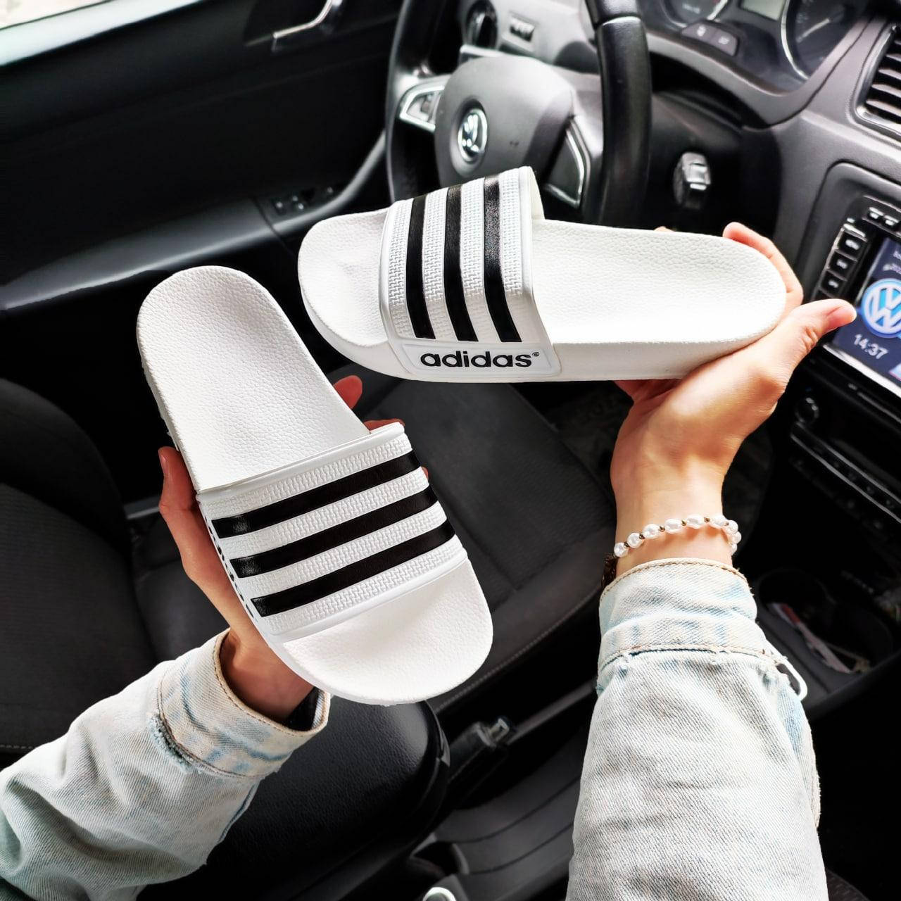 

Женские шлепанцы Adidas белые тапки Адидас сланцы летние шлепки