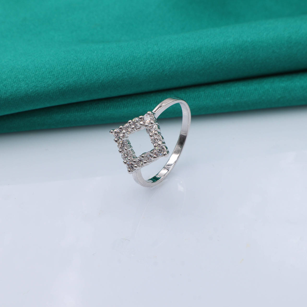 

Кольцо "Ромб" с цирконием; р.19; медсталь Xuping, родий