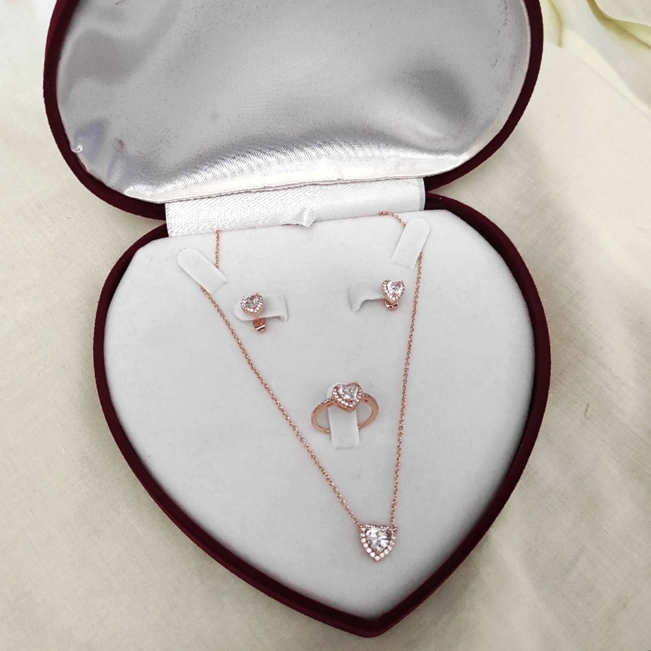 

Набор серьги, кольцо и колье медзолото "Циркониевые сердечки" - солидный подарок девушке в большом футляре