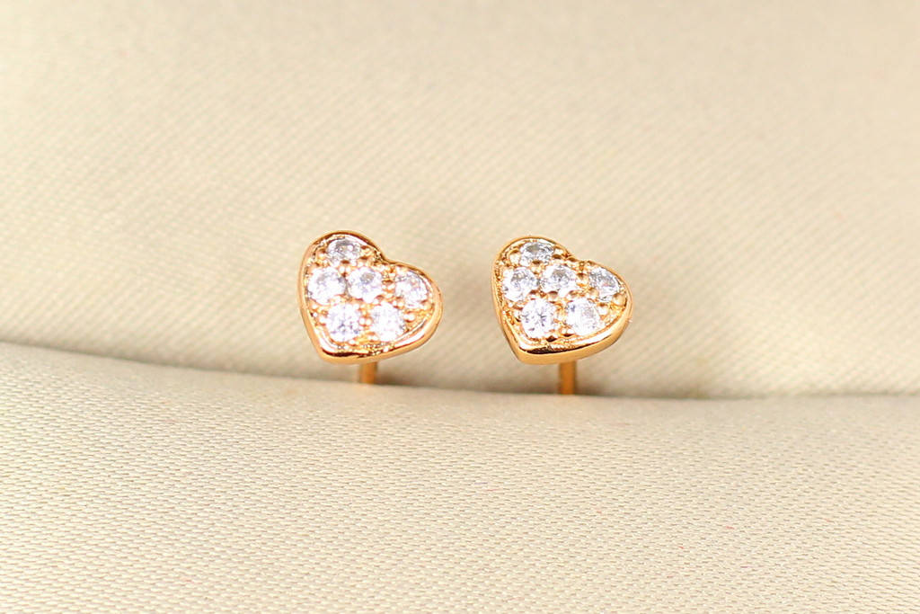 

Серьги гвоздики Xuping Jewelry сердечки с камнями в ободке 4 мм золотистые