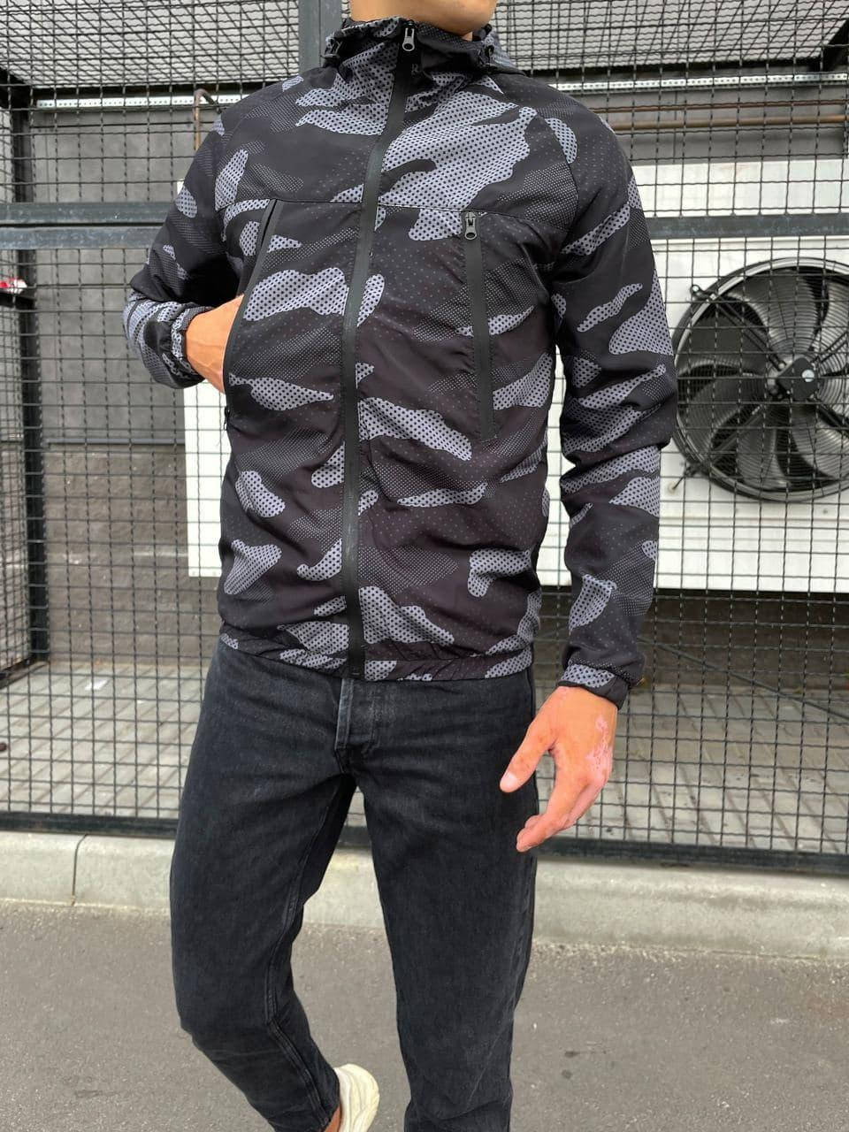 

Мужская камуфляжная ветровка с глубокими карманами