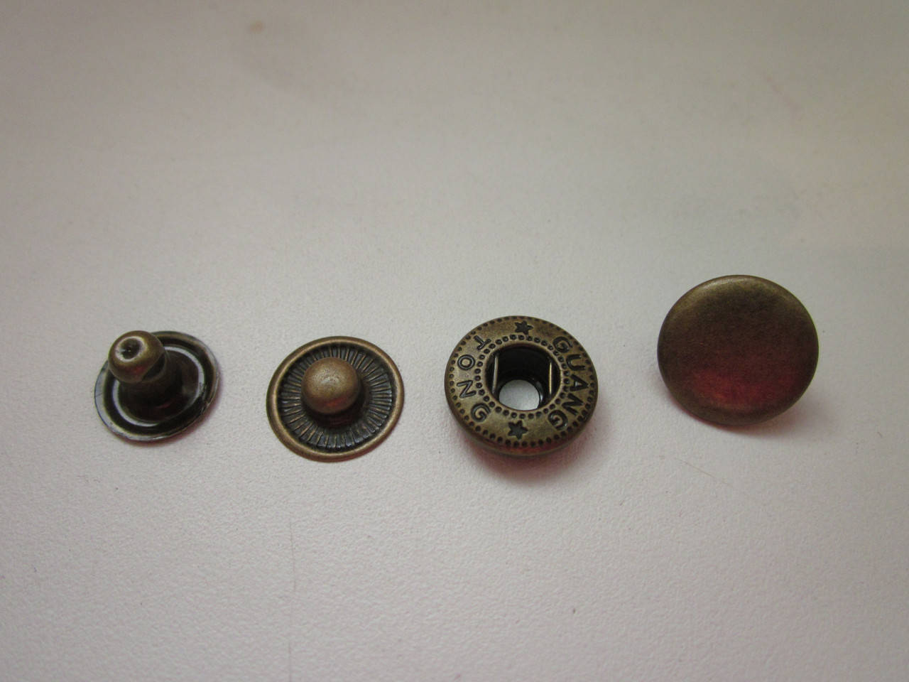 

Кнопка альфа 15мм антик