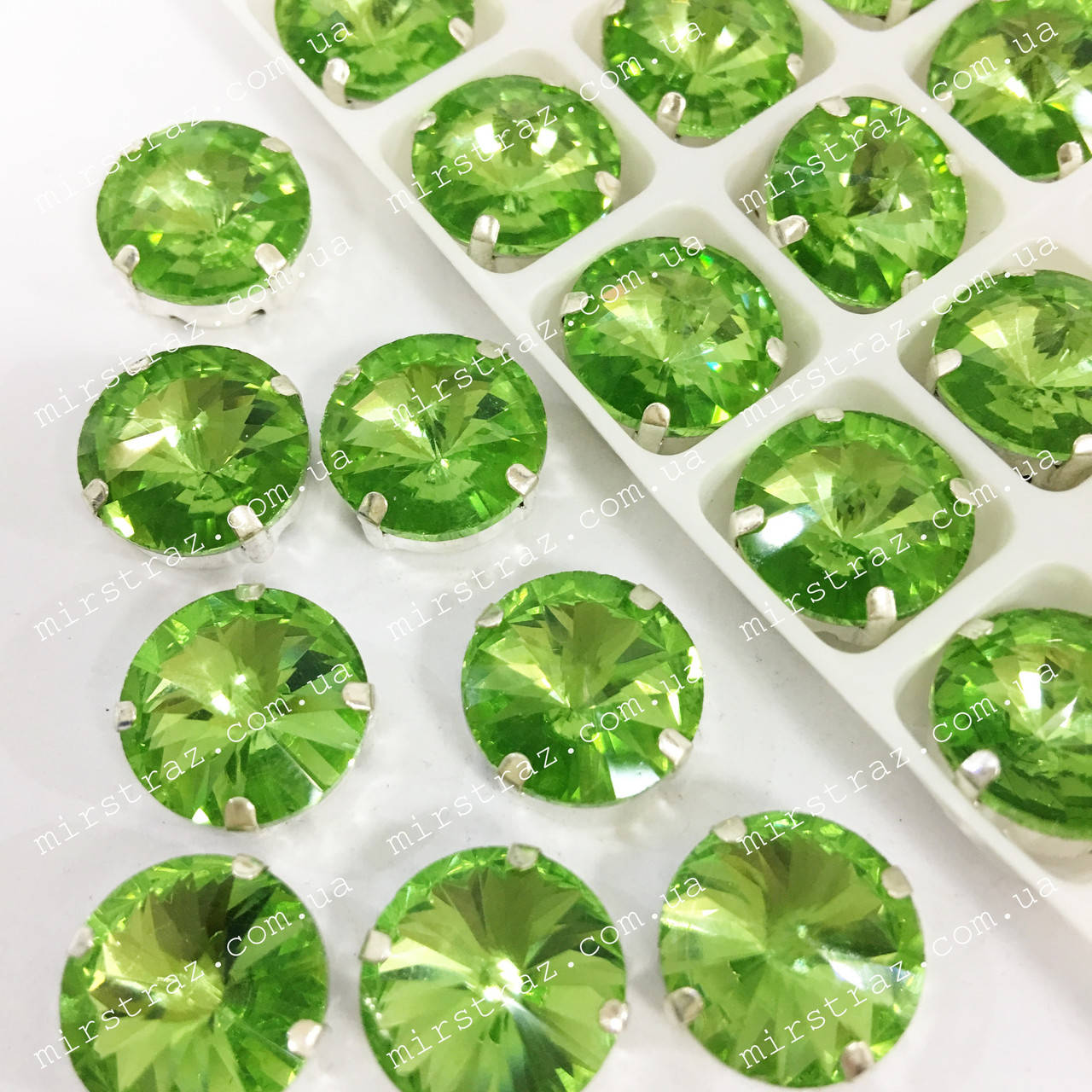 

Стразы в цапах 12мм, цвет Peridot, 1шт, Черный