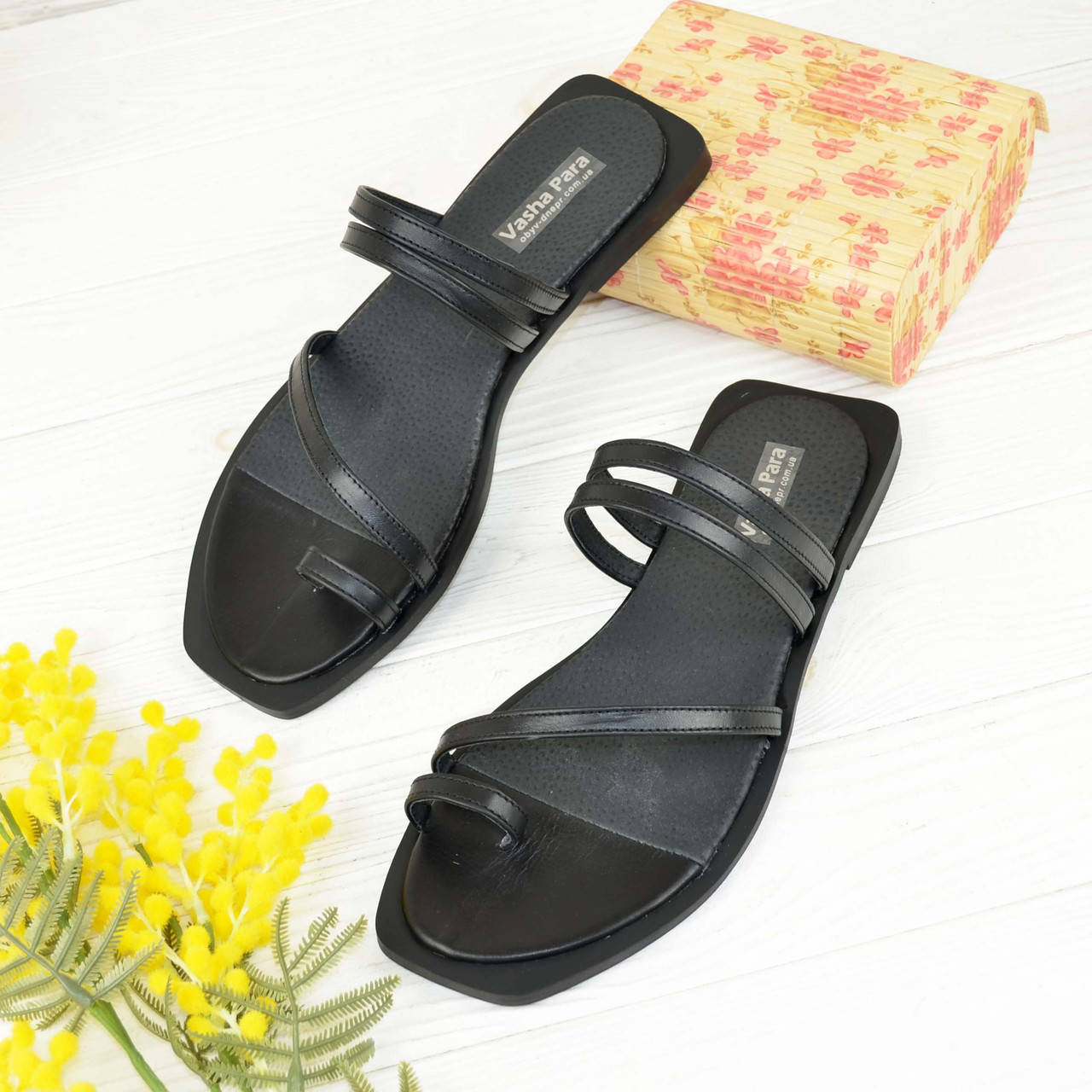 

Шлепанцы/вьетнамки женские кожаные на низком ходу, цвет черный