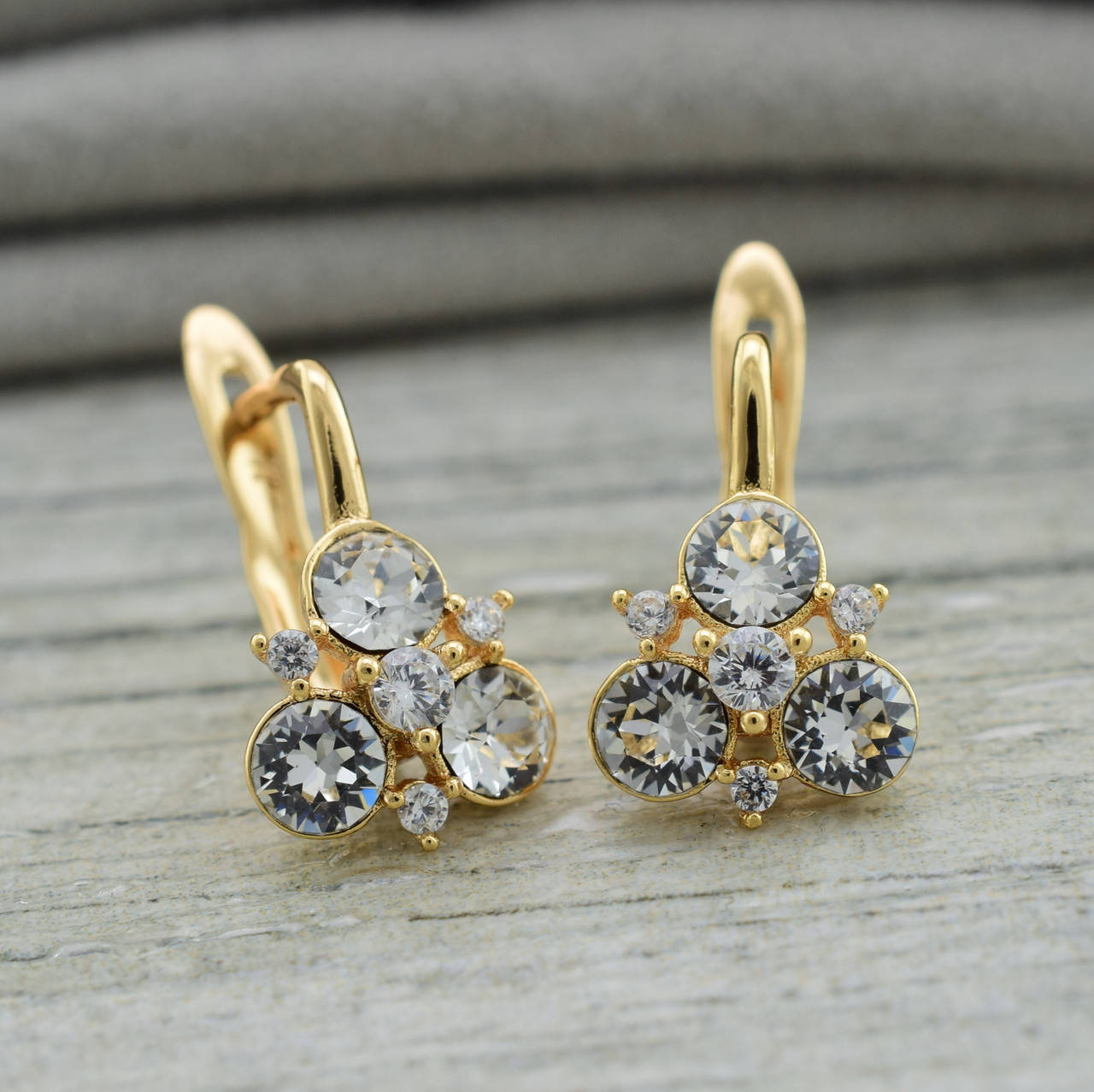 

Серьги Xuping с кристаллами Swarovski 83108 размер 16х11 мм цвет белый вес 2.4 г позолота 18К
