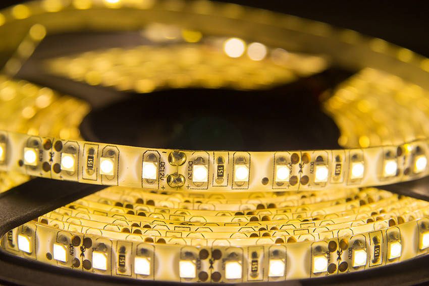 

Dilux - Светодиодная лента SMD 3528 120LED/м, негерметичная IP33, тепло белая.
