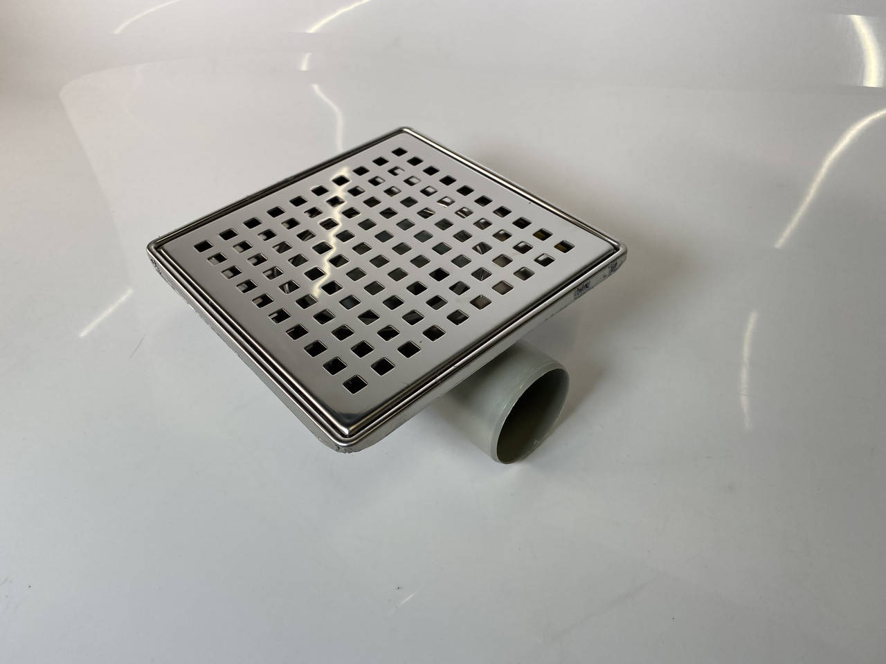 

Трап пластиковый, с нержавеющей решеткой и кромкой, с горизонтальным выходом D50, 15*15см, Хром