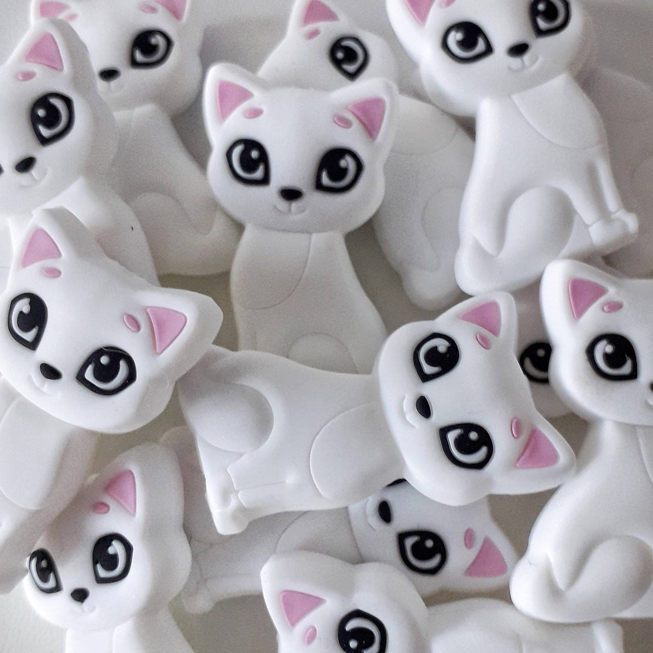 

Кошечка бусина силиконовая Белый