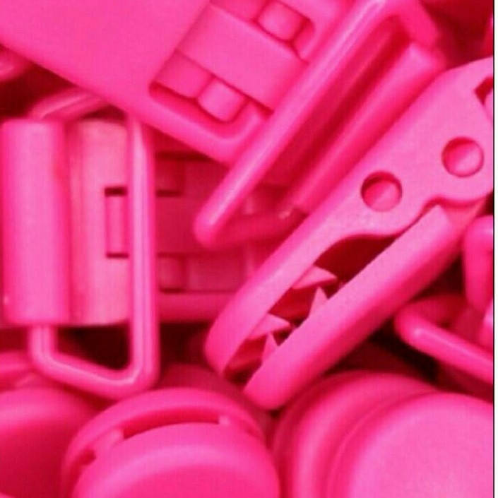 

Клипса пластиковая Малиновый