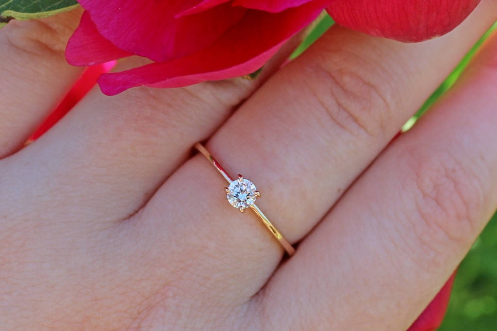 

Кольцо Xuping Jewelry тонкое с белым фианитом 4 мм на четыре крепления р 21 золотистое