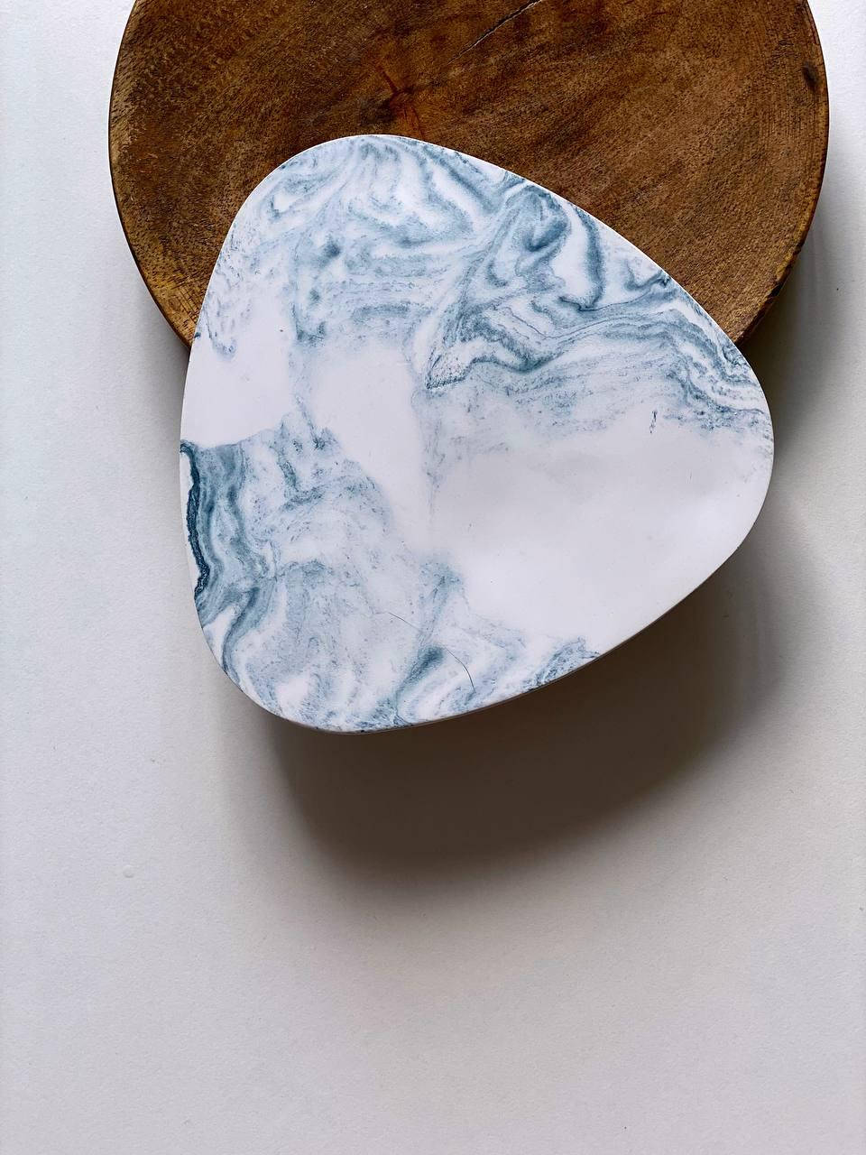 

Подставка из органического гипса под украшения, свечи или растения. Мрамор синий