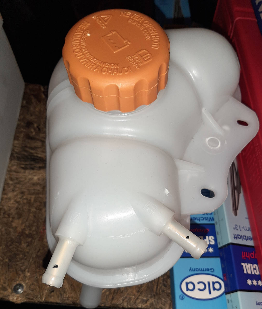 

Бачок раширительный Ланос, Сенс Украина в сборе с крышкой