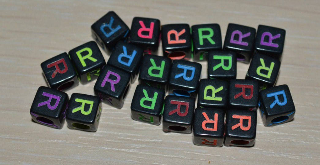 

Бусина с буквой. "R" 6 мм