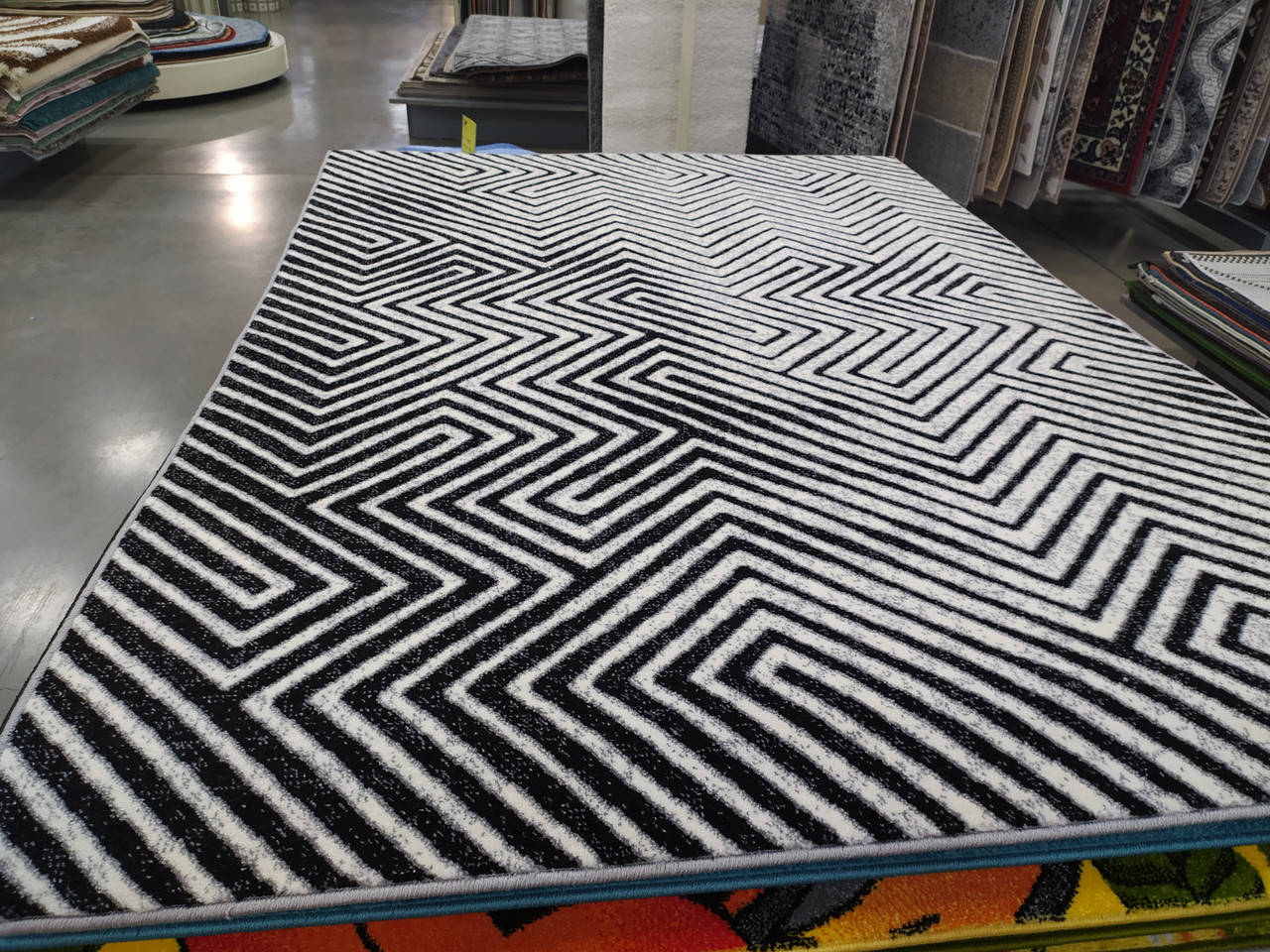 

Ковер черно белый с невысоким ворсом 1.60х2.30 м.