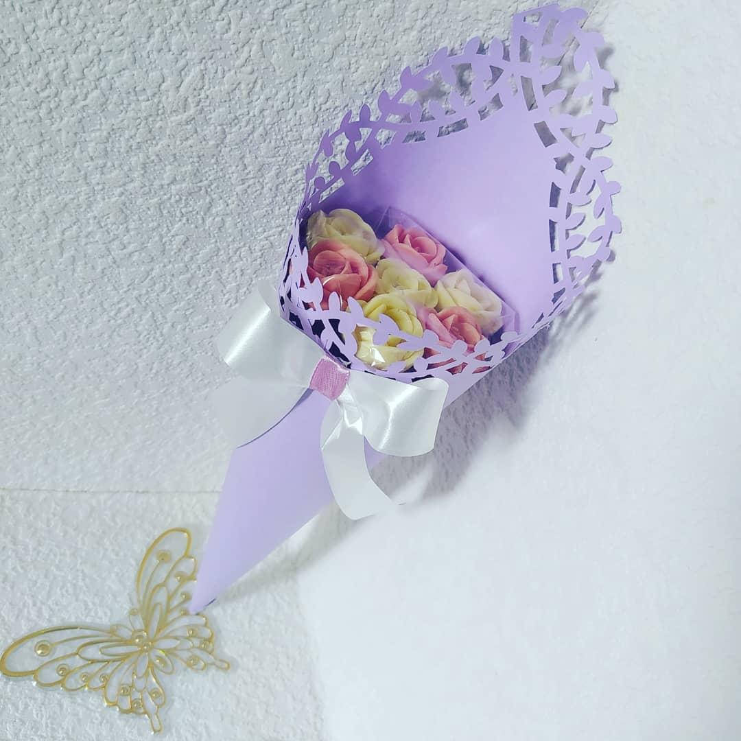 

Букет из 7 шоколадных роз в конусной упаковке Высота букета около 40 см