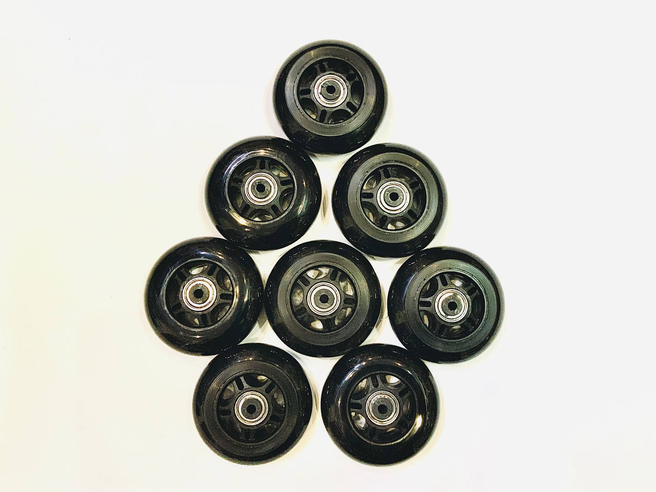 

Колеса черные для роликовых коньков 8шт 80ммх24мм с подшипниками АВЕС-7 и втулками