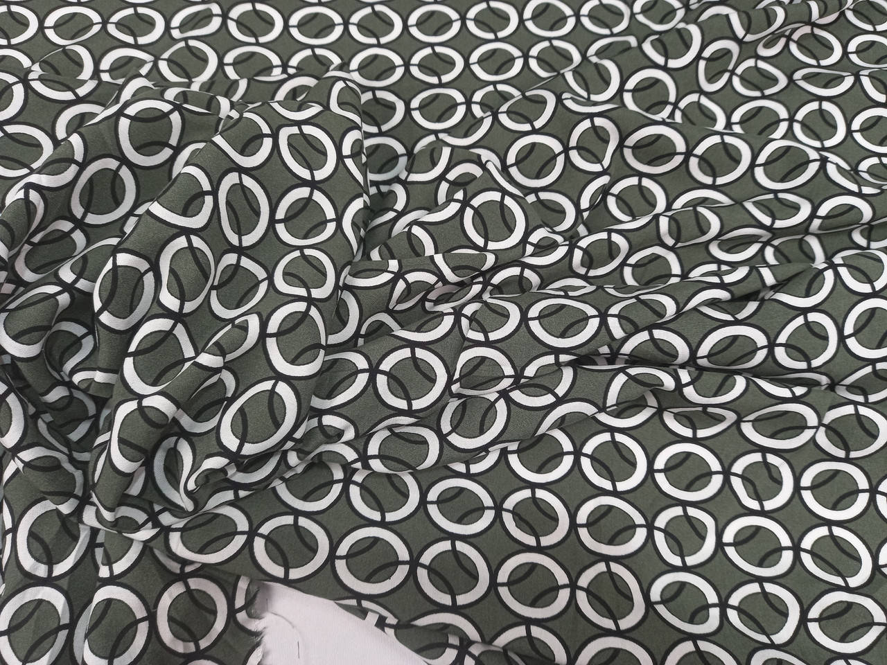 

Штапель стрейч, палированая нить, увеличенной плотности. Кольца на фоне цвета хаки №196