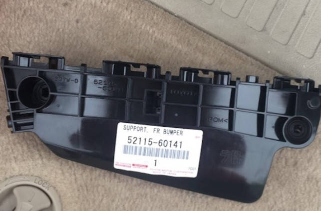 

Кронштейн переднего бампера правый, Toyota, 52115-60141.
