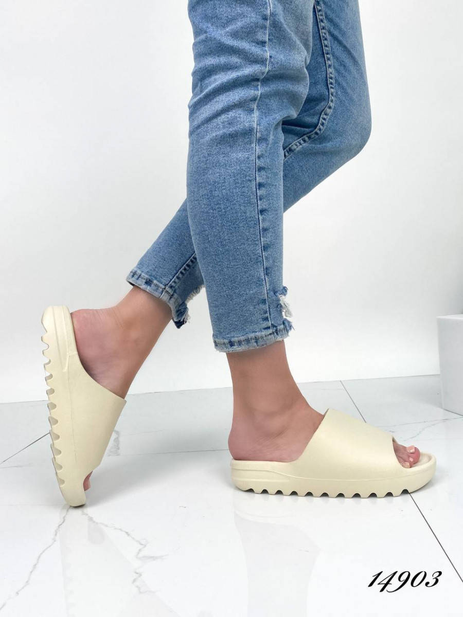 

Женские шлепанцы Yeez Sld молочные