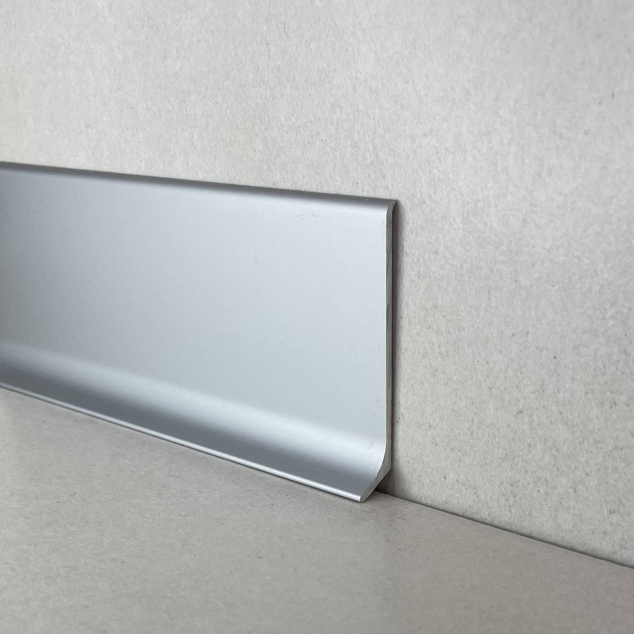 

Алюминиевый плинтус напольный 40мм. Анодированный, Светло-серый