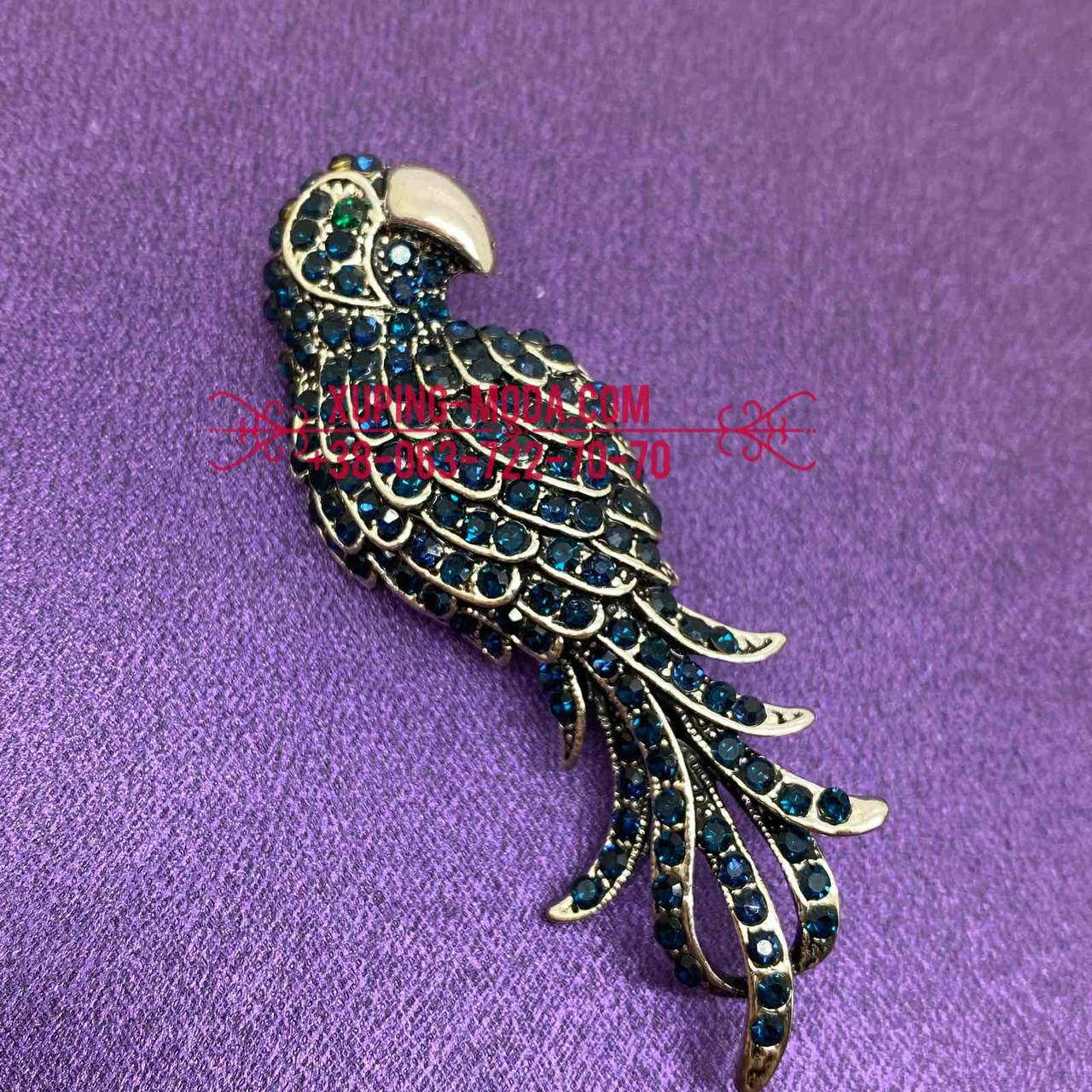 

Брошка в виде попугая Аро