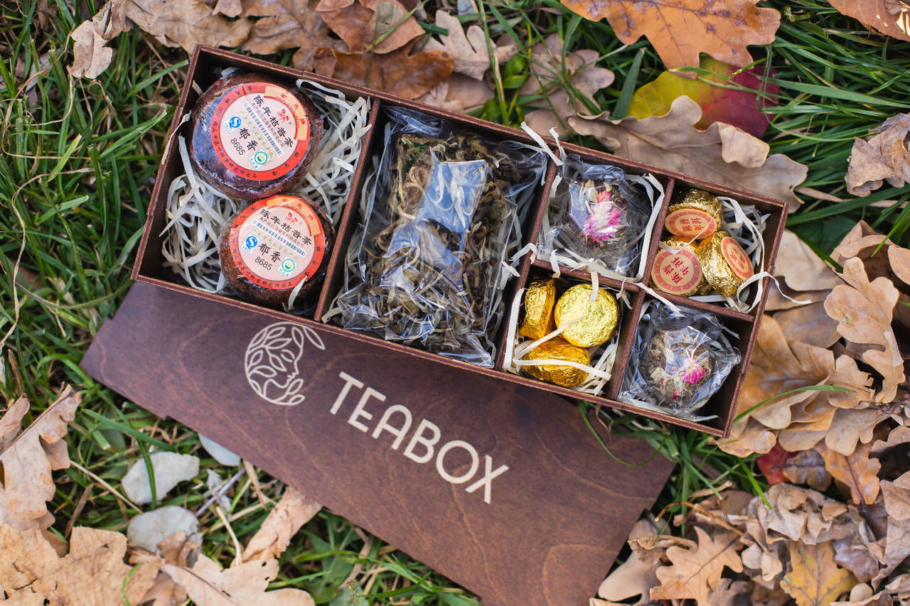 

Набор элитного чая ассорти пуер и связанный бутон TeaBox в деревянной коробке