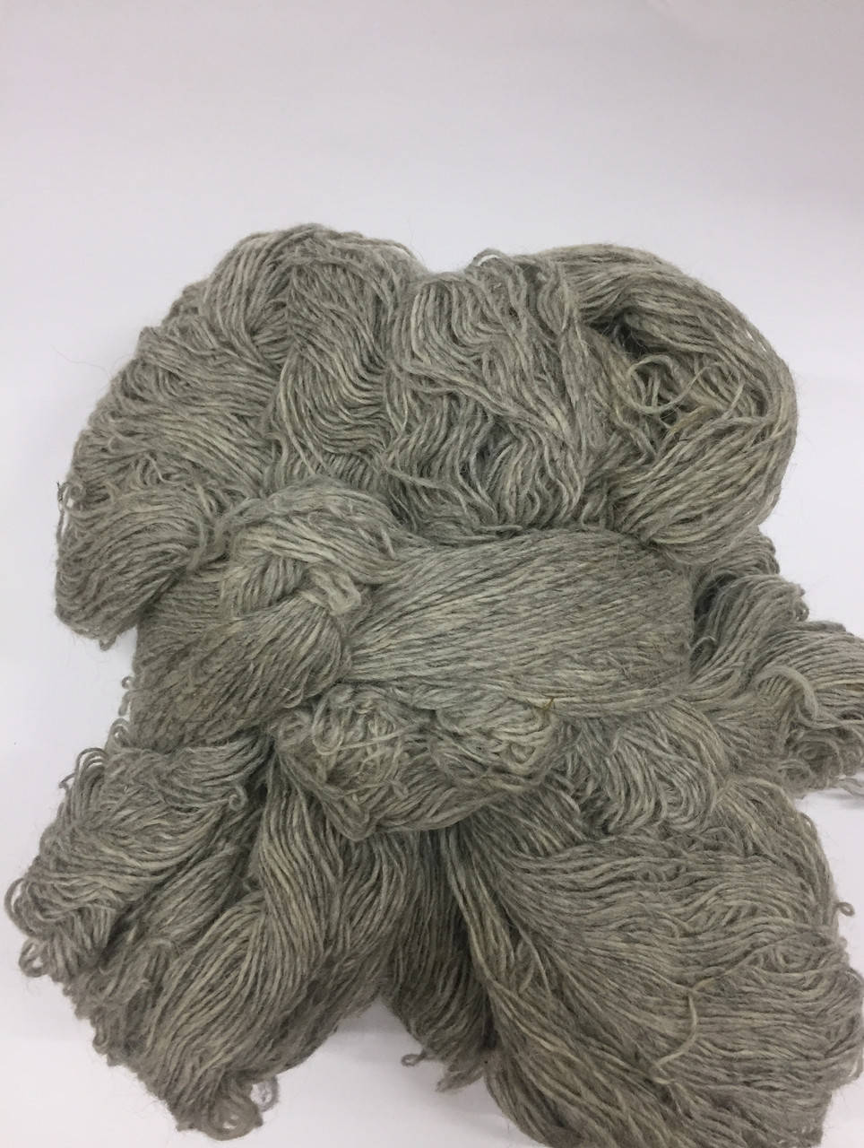 

Пряжа серая, нитка вовняна