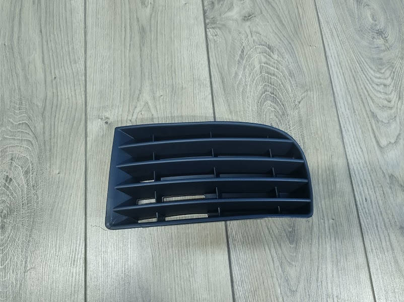 

Решетка в бампер левая VW Golf 5 HB 2004-2009 глуха без птф решітка ліва гольф 5 хетчбек