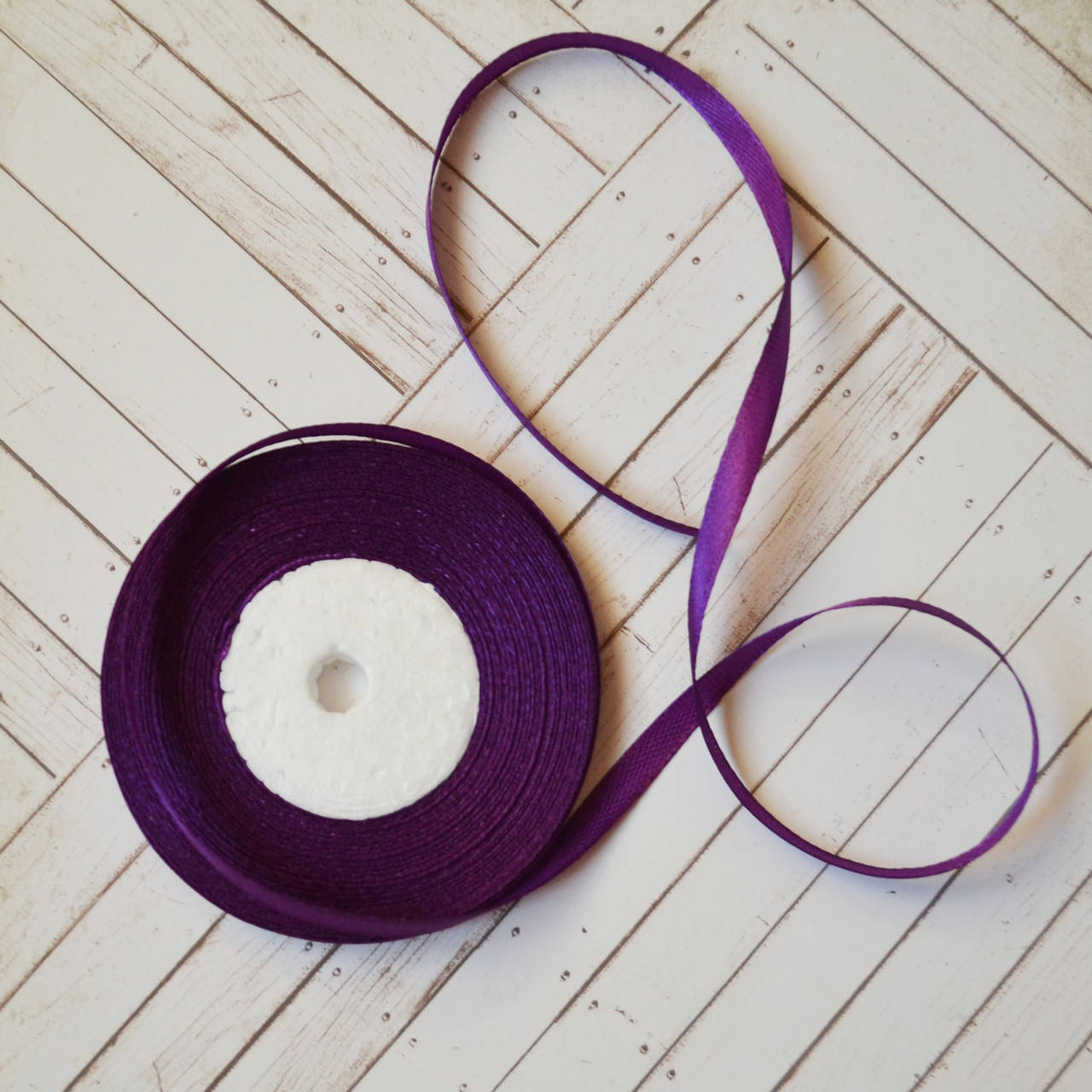 

Лента атласная №14 (темно-фиолетовая) 6мм.