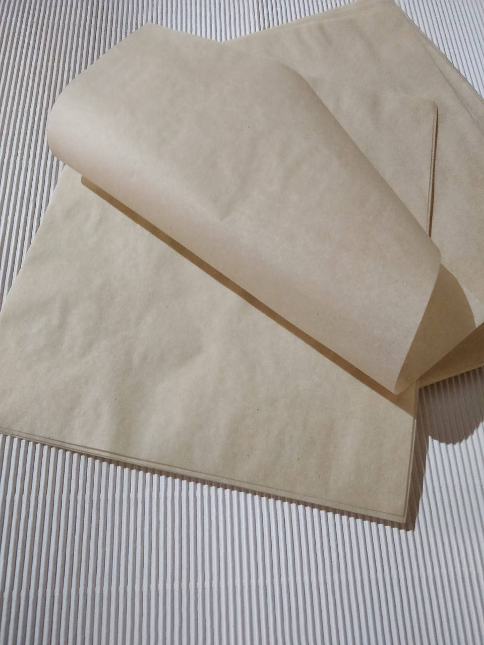 

Пергаментная бумага для упаковки сыра и молочных продуктов, в листах 330мм х 330 мм