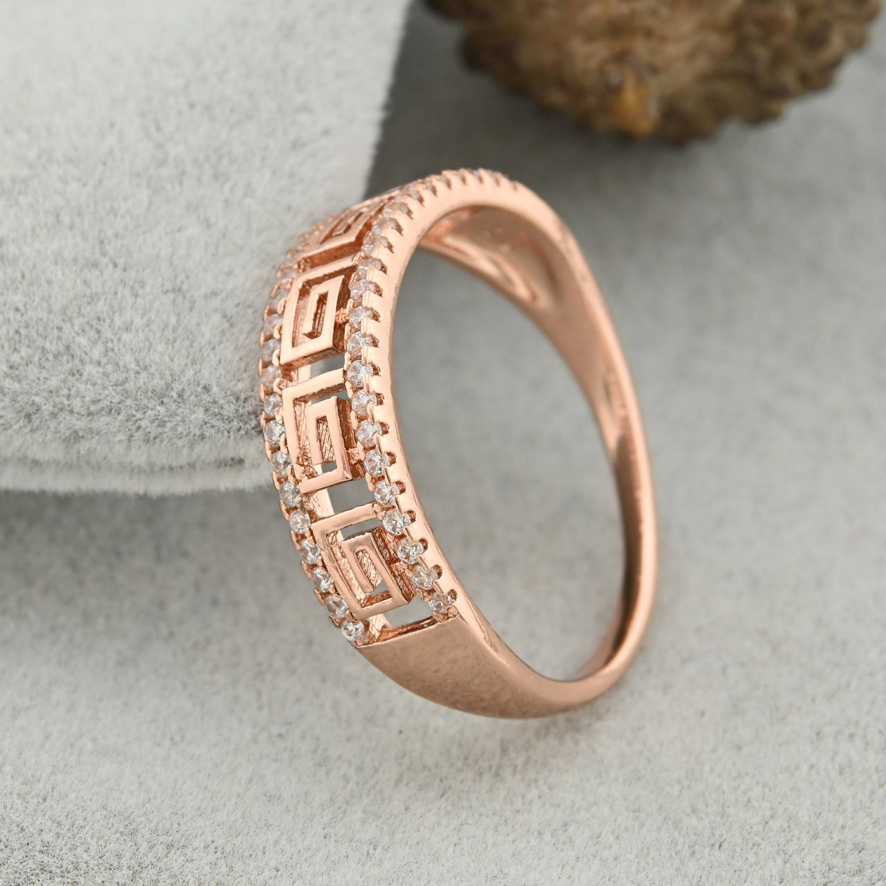 

Кольцо Xuping 15016 ширина 6 мм белые фианиты позолота РО размер 21