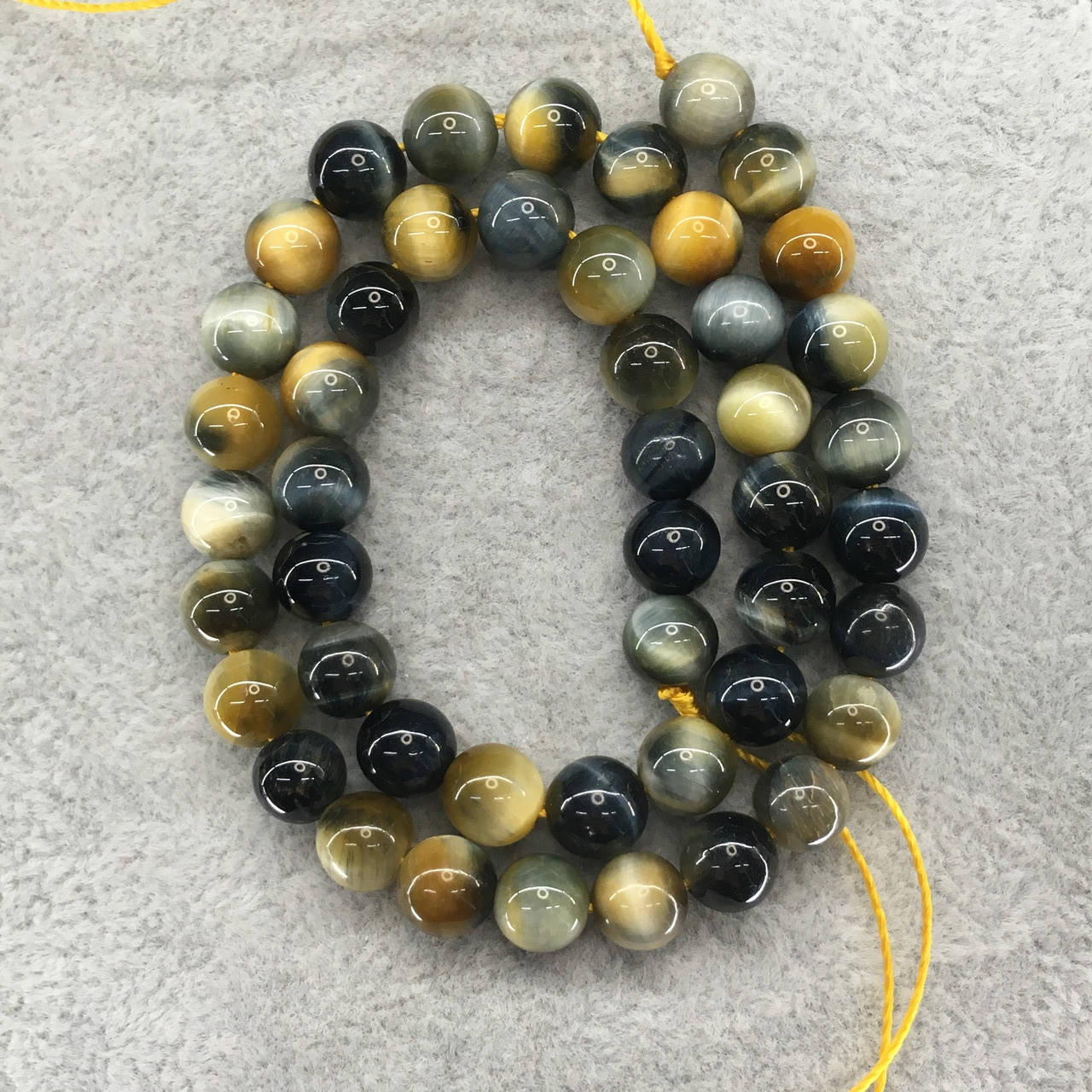 

Бусины на нитке из натурального камня Тигровый + Соколиный глаз гладкий шарик d=8мм