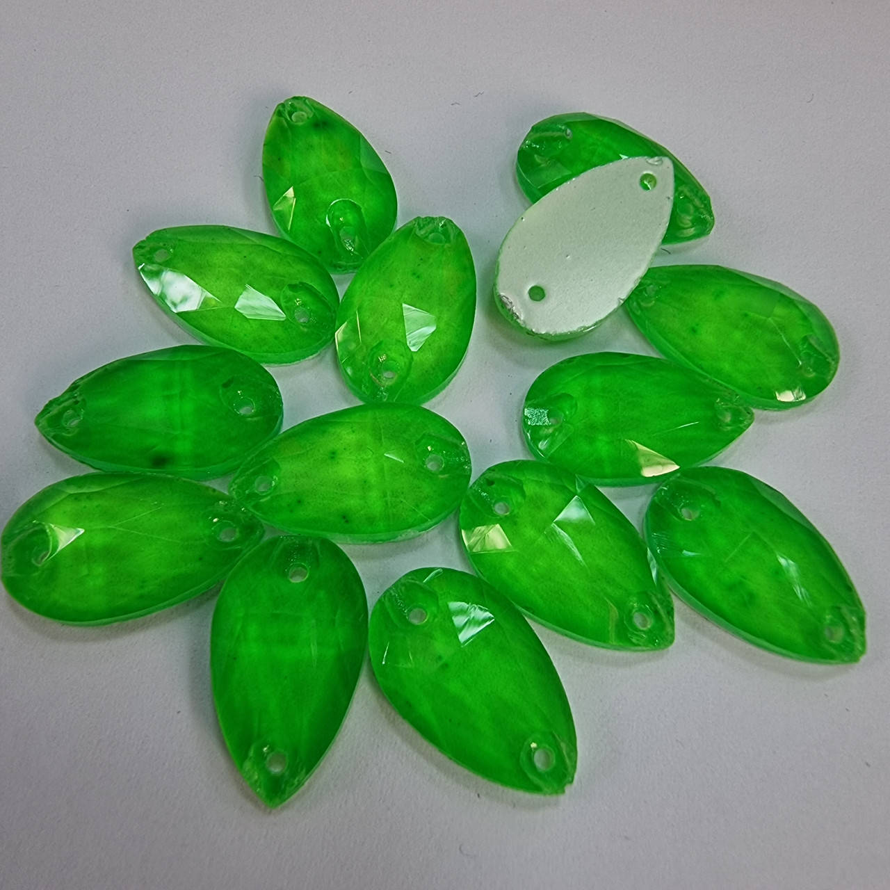 

Стразы пришивные капля 11*18 Green Neon эконом, Зелёный
