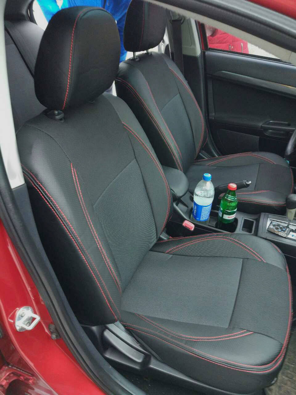 

Чехлы на сиденья Фольксваген Гольф 4 (Volkswagen Golf 4) (модельные, экокожа+автоткань, отдельный подголовник) Черно-красный