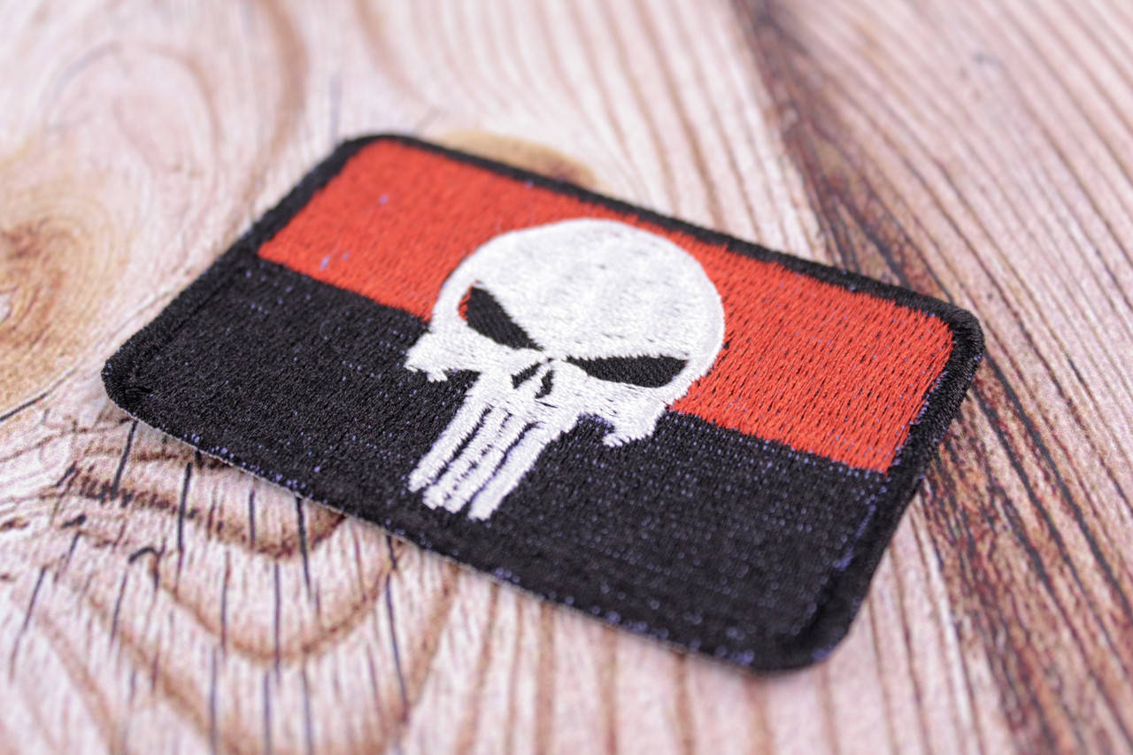 

Wotan шеврон патриотический флаг красно-черный с черепом 5х8 см