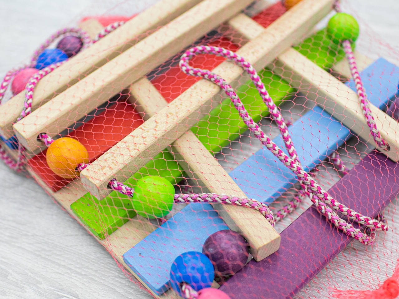 

Детская деревянная игрушка. Качелька цветная. Эко продукт. 30х28см