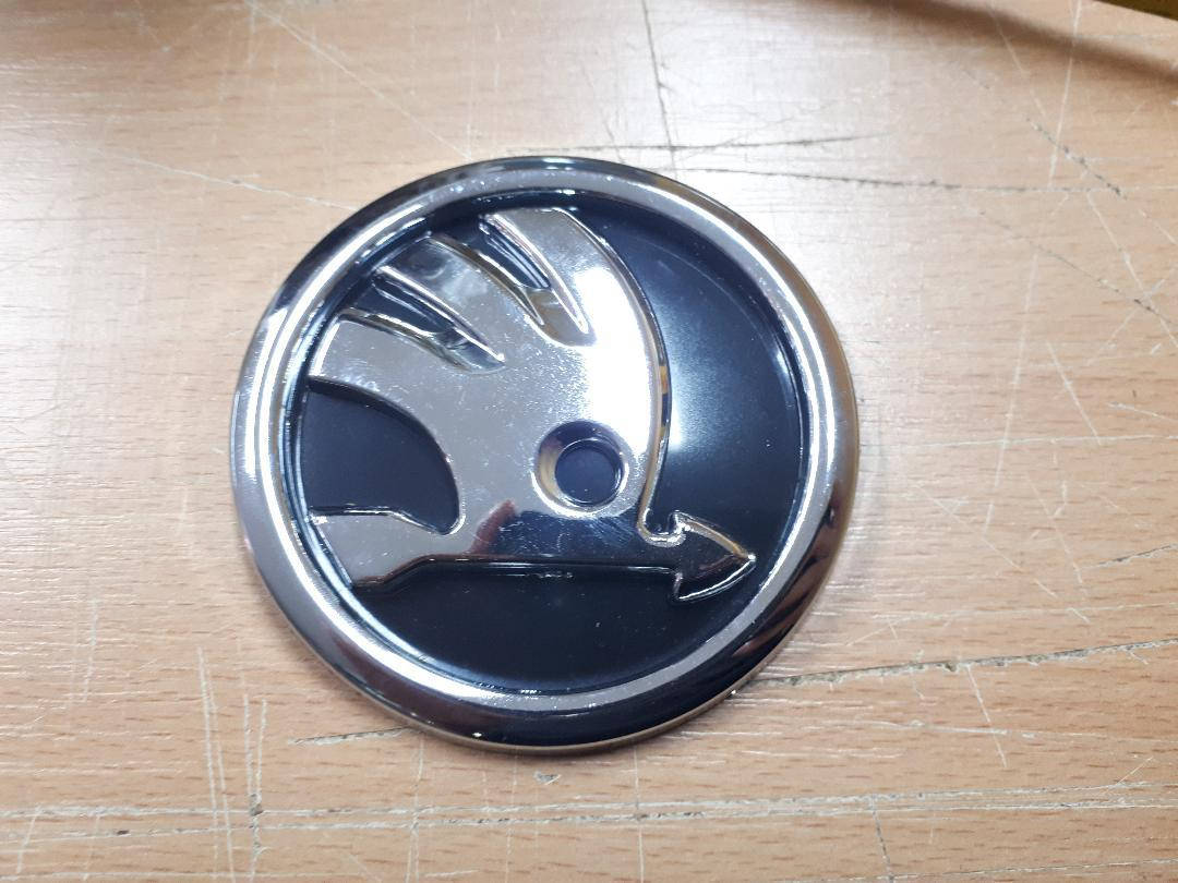 

Эмблема значок на капот, багажник Skoda Шкода черная нового образца 89 мм