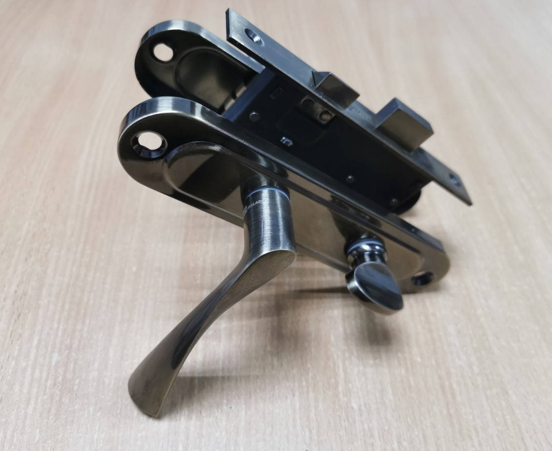 

Ручка с защелкой и фиксатором Paladii 61.5-45-BK AB бронза