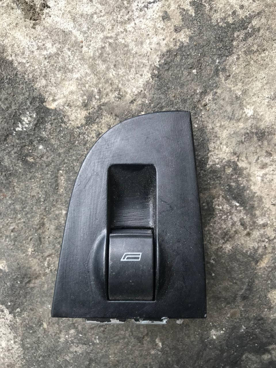 

Кнопка стеклоподьёмника передняя правая Audi A6 C5 4B1959522