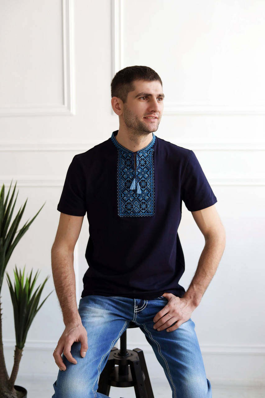 

Молодежная вышитая футболка на синей ткани